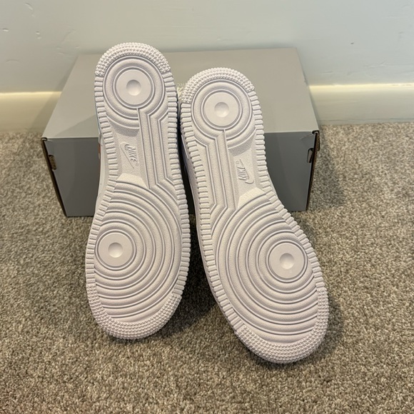 Nike Air Force 1 LV8 - Picture 6 of 6